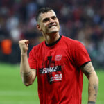 Xhaka, trong màu áo Bayer Leverkusen vào chung kết Europa League - Ảnh: Kai Pfaffenbach / Reuters